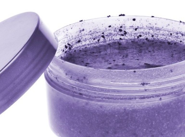 2 Perfect Face Scrubs That Let You Get Rid Of Pimples & Blackheads