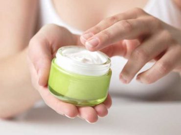 Moisturising, soothing, mattifying? To hide pigmentation spots, hydrate dry face skin or soothe acne breakouts? No matter which cream you go for, you must think how it’s going to work with your makeup products. Check the best cream for your skin type! Under-makeup cream for oily & combination skin If you’re bothered by the unhealthy T-zone […]